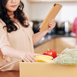 Persona recibiendo compra