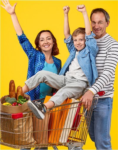 Gente feliz en un supermercado